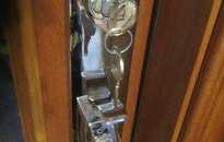 Vantage-Handle-set-in-polished-chrome-Texas-Home-Wine-Cellar